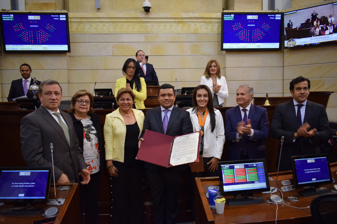 Durante la sesión de plenaria, los senadores huilenses entre ellos Esperanza Andrade, Rodrigo Villalba y Rodrigo Lara entregaron la máxima condecoración al cuadro opita.